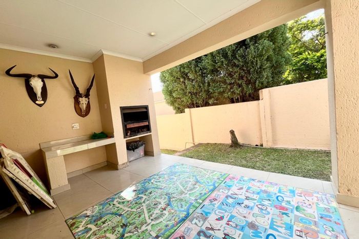 North Riding Townhouse To Rent: 3 beds, 2 baths, garden, double garage.