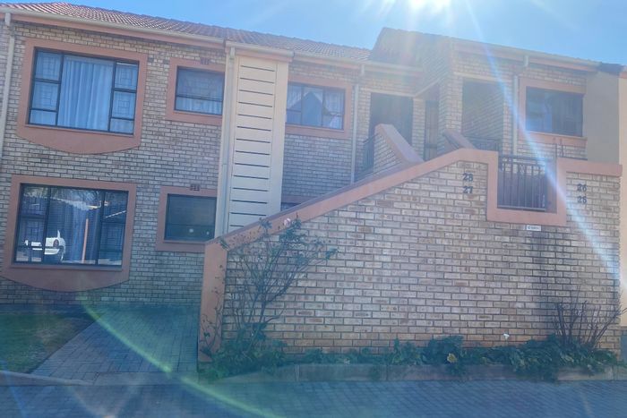 Vaalpark Apartment For Sale: 2 Bedrooms, security complex, near amenities, balcony with braai.