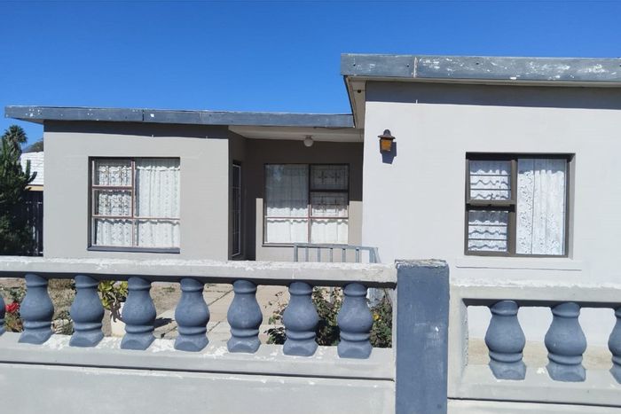 Spacious Newton house for sale: 4 bedrooms, 3 bathrooms, large kitchen, ample parking.
