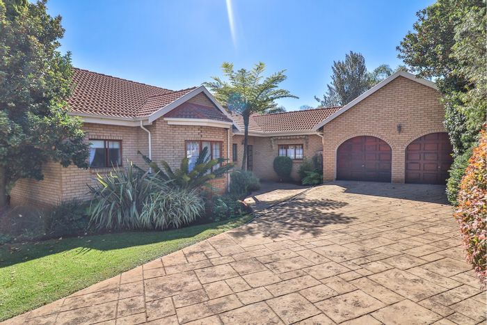 Eldoraigne House For Sale: 3 bedrooms, solar system, double garage, lush garden.