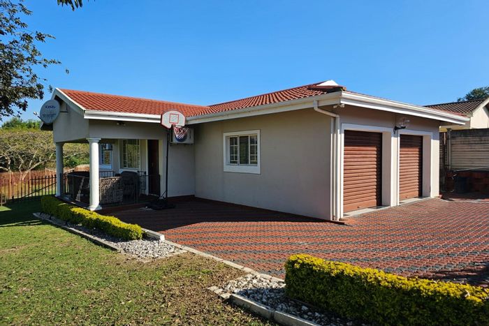 For Sale: 3-Bedroom House in Lincoln Meade with security, garden, and daycare access.