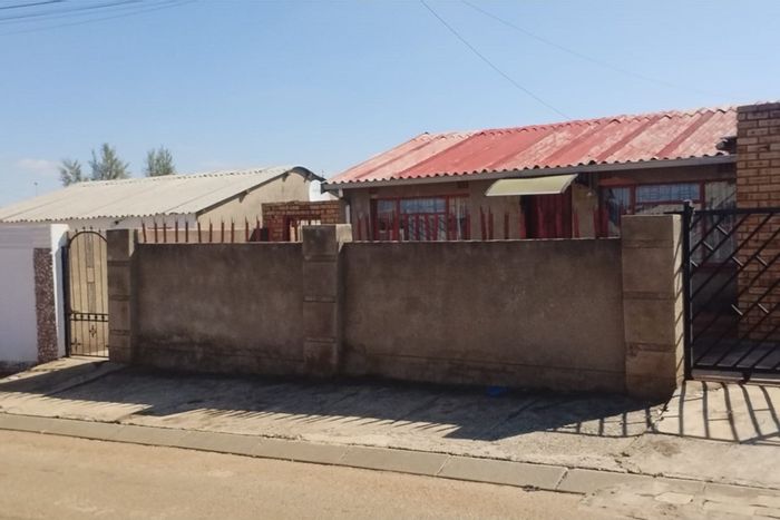 Moletsane House For Sale: 2 bedrooms, rental income potential, garage, prime location.