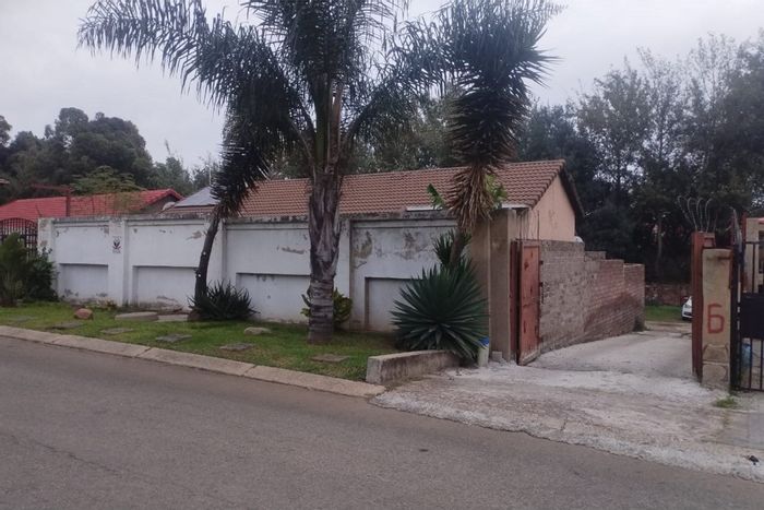 House To Rent in Ormonde: 3 Bedrooms, 5 Parking Spaces, Spacious Yard.