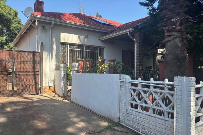 For Sale: House in Orange Grove with pool, garden, garage, and security features.