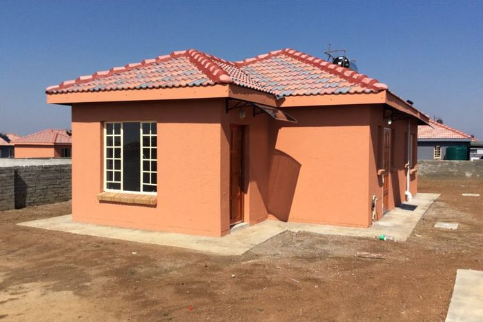 House for Sale in Mogwase Central: 3 beds, parking, near schools and transport.