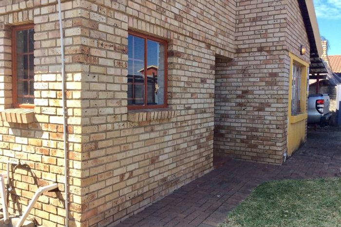 House for Sale in Waterval East: 3 Bedrooms, 2 Bathrooms, Covered Parking, Spacious Lot.