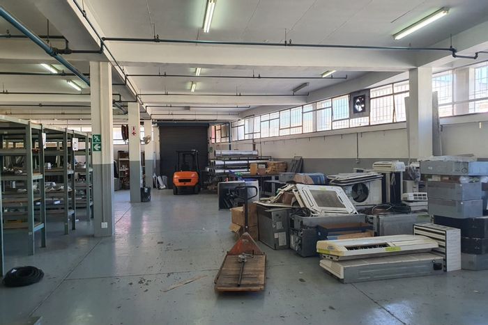 Industrial warehouse in North End to rent, featuring dual access and ample offices.