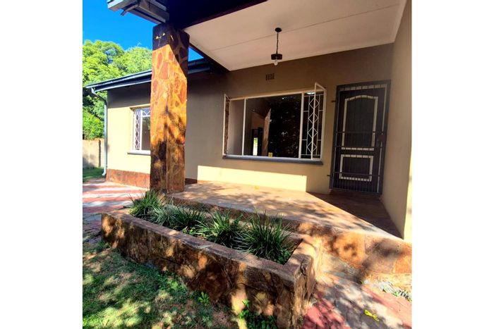 Two-bedroom house to rent in Donkerhoek AH, pet-friendly with spacious yard.