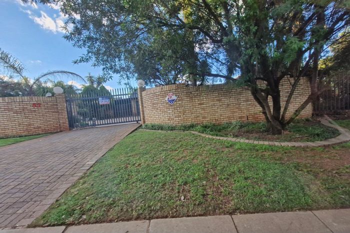 Doringkruin House For Sale: 3 beds, pool, braai pit, 2-car garage.