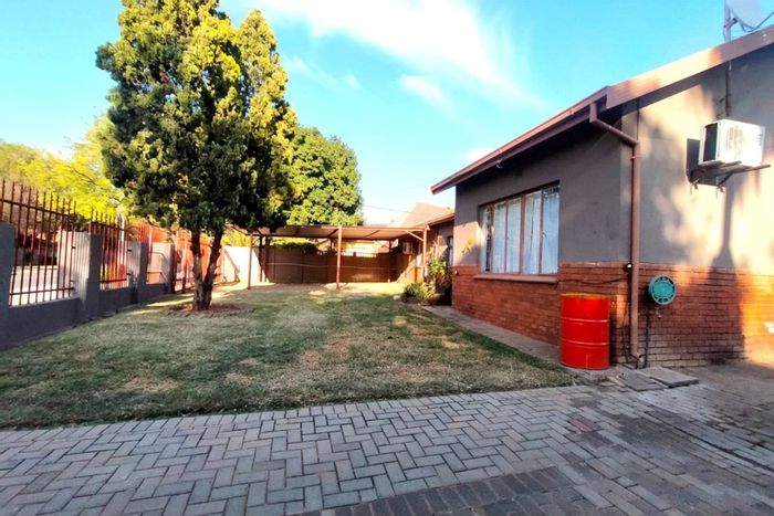 Three-bedroom house with Granny flat and pool in Geelhoutpark, To Rent.