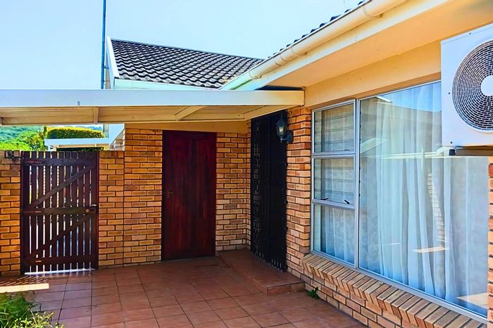 Abbotsford Townhouse For Sale: 3 beds, secure complex, private garden, close to amenities.