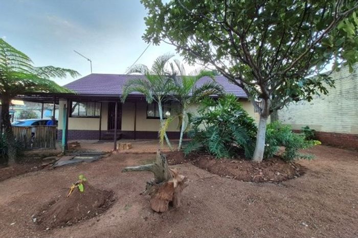 Danville House For Sale: 3 Bedrooms, large garden, secure gated community amenities.
