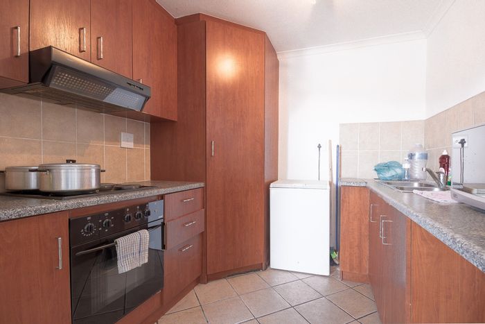2-bedroom apartment in Whispering Pines with parking, near amenities and parks. To Rent.