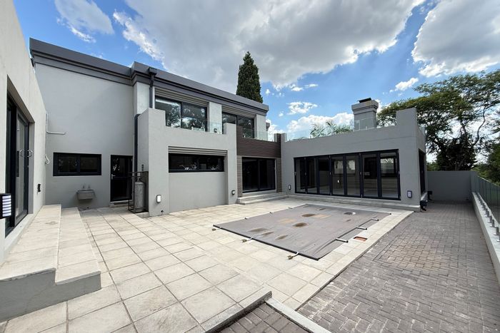 Dainfern Golf Estate House To Rent: 5 beds, pool, inverter, flat-let, study.