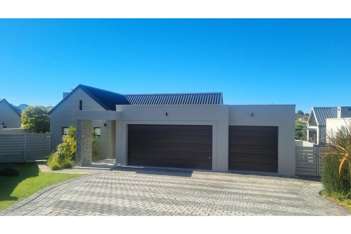 To Rent: House in Kingswood Golf Estate with 3 bedrooms, braai room, and garages.
