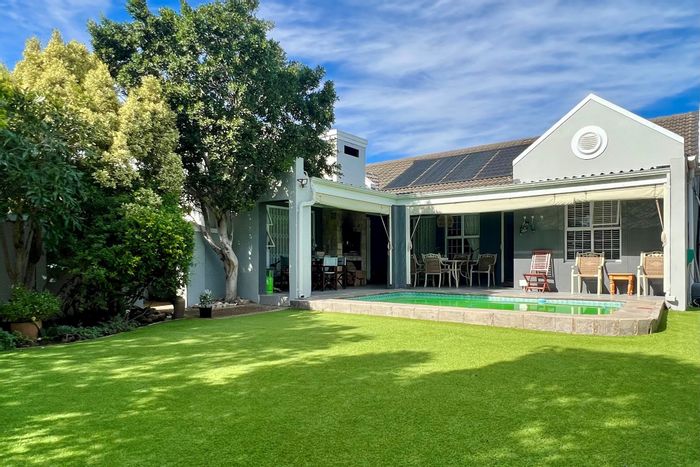Sunningdale House To Rent: 4 beds, pool, entertainment room, security features.