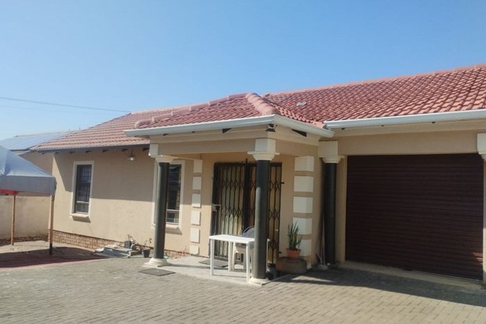 3-bedroom house to rent in Kya Sands with garden, garage, and high-speed internet.