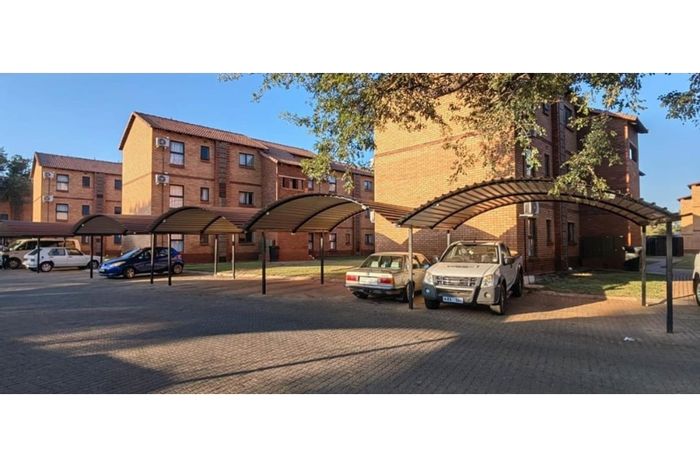 2-Bedroom Apartment in Lephalale Central For Sale with Double Parking and Easy Access.