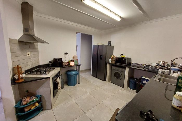 3-Bedroom House To Rent in Dunveria with parking, alarm system, and fibre internet.