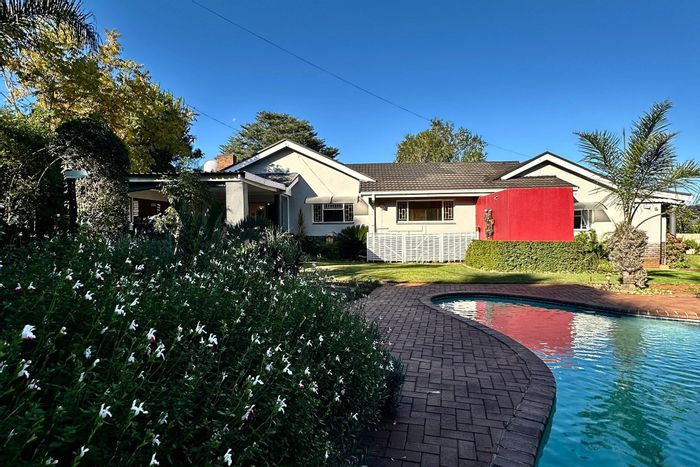 Huttenheights House For Sale: Pool, flatlet, study, and spacious living areas.