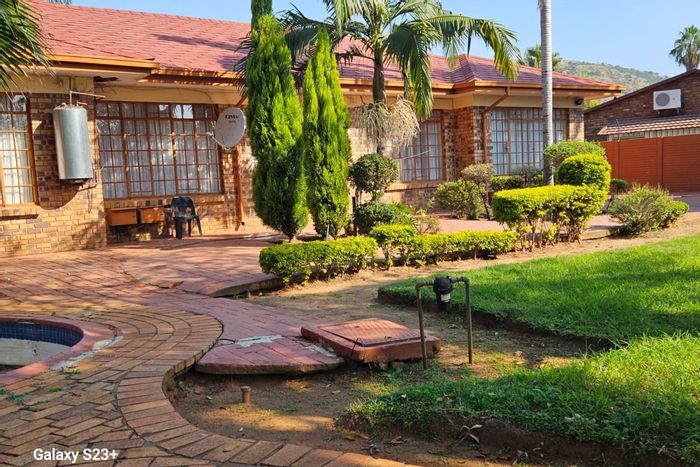 For Sale: Spacious 5-Bedroom House in Ninapark with Pool and Ample Parking.