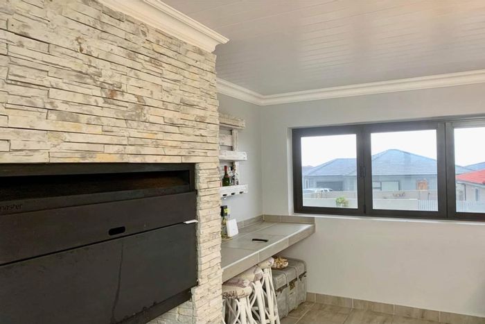 House in Dana Bay To Rent: 2 beds, entertainment area, pet-friendly, covered parking.