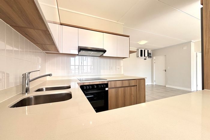 Ballito Central Apartment To Rent: 3 beds, gym, spa, cinema, inverter included.