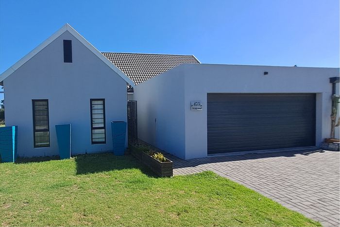 For Sale: House in Wedgewood Golf Estate with golf access, security, and spacious living.