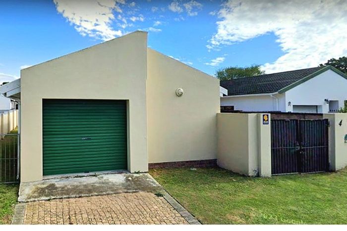 Charlo House For Sale: 3 Bedrooms, Garage, Braai Area, Close to Amenities.
