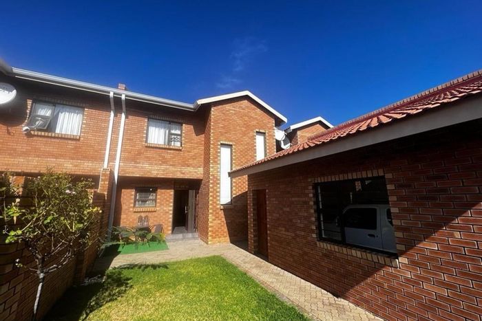 For Sale: Townhouse in Hadison Park with 3 bedrooms, communal park, pet-friendly.