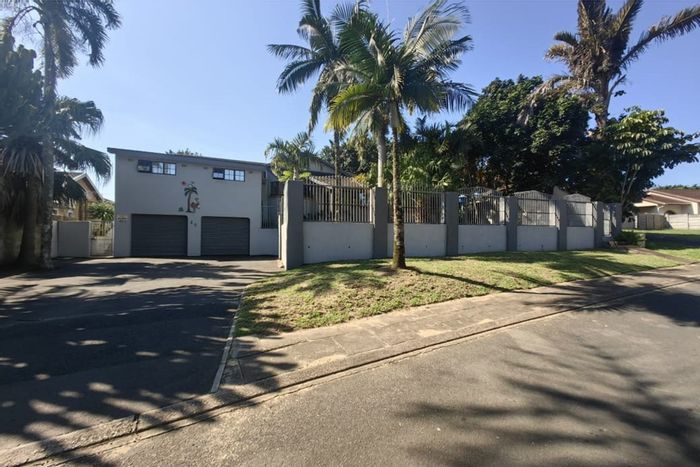 For Sale: House in Meer En See with garden, sauna, jacuzzi, and garage.