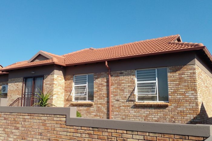 For Sale: Ruimsig Cluster with 3 Bedrooms, Private Garden, Double Garage.