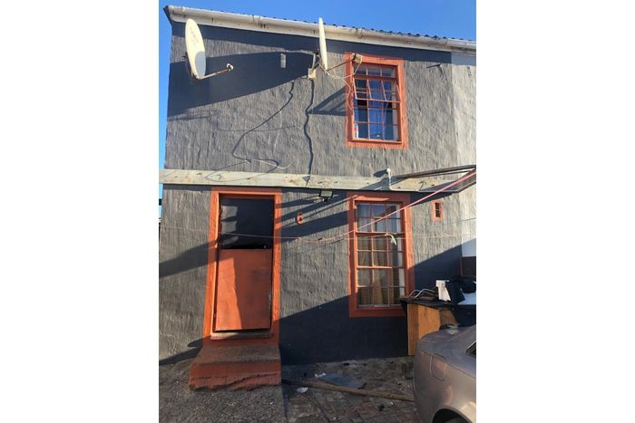 3-Bedroom House in Tafelsig with enclosed yard and covered parking, For Sale.