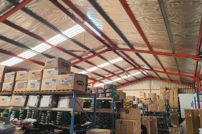 Industrial property for sale in Sidwell: 690m² with showroom, offices, and warehouse.