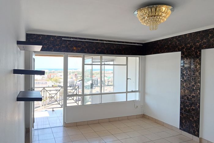 Morningside Apartment To Rent: 2 beds, sea views, garage, close to amenities.