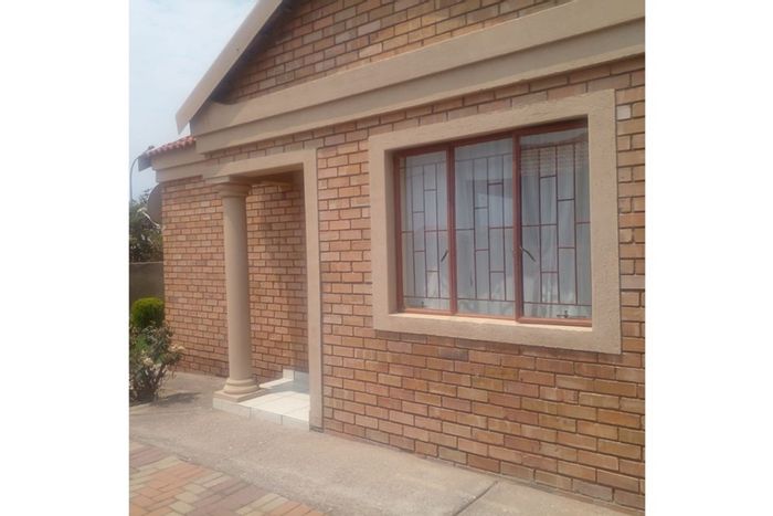 Rethabile Gardens House For Sale: 3 Bedrooms, 2 Bathrooms, Spacious Yard, Near Amenities.