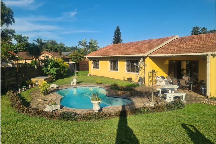 House To Rent in Veld En Vlei: 3 Bedrooms, pool, security, near schools and malls.
