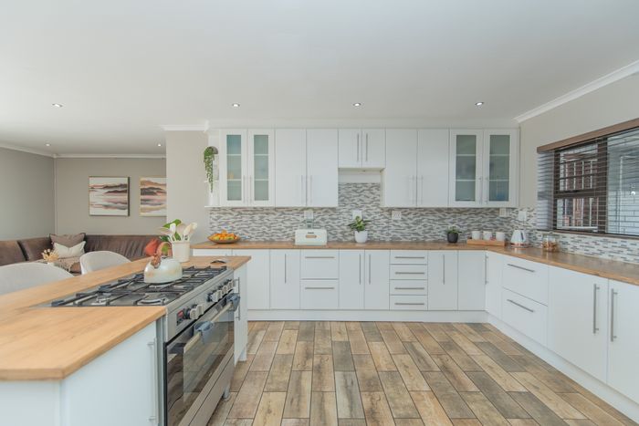 Walmer Heights House For Sale: 4 beds, pool, garden, double garage, renovated bathrooms.