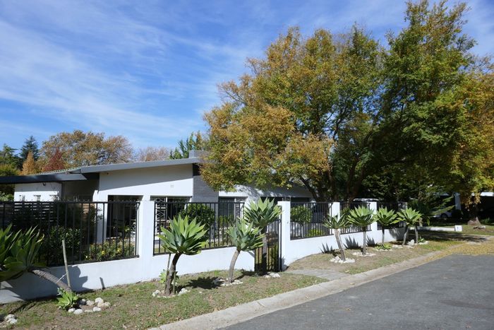 For Sale: House in Villiersdorp Central with river frontage, spacious garden, and garage.