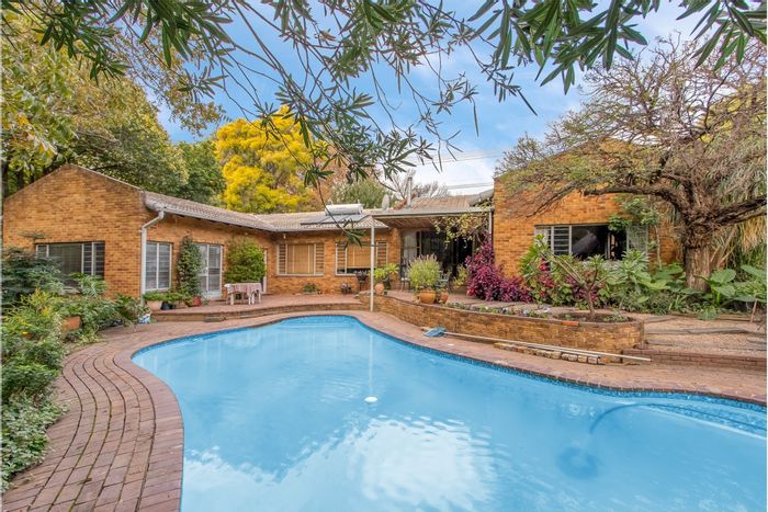 Hurlingham House For Sale: Spacious 4-bed, pool, guest suite, secure community.