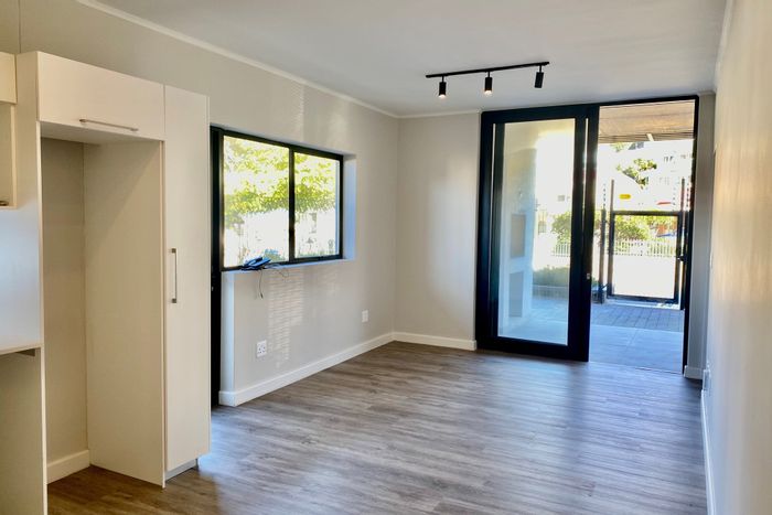 2-Bedroom Apartment To Rent in Mossel Bay Central with rooftop pool, near beach.