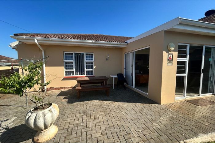 Gonubie House For Sale: Open-plan living, garage, distant sea view, near amenities.