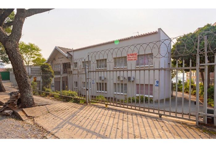 Two-bedroom apartment in Windermere with office, garage, and enclosed patio for sale.