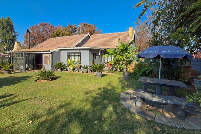 House for Sale in Stilfontein Ext 1: Spacious yard, braai area, jacuzzi, ample parking.