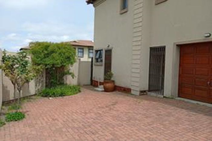 Spacious 4-bedroom house in Noordrand with garden, garage, and pet-friendly amenities. To Rent.