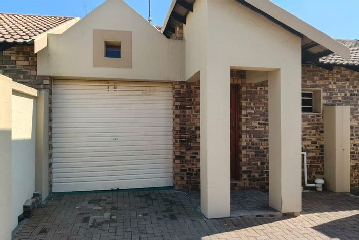 Townhouse To Rent in Secunda Central: 2 beds, intercom, pet-friendly, near amenities.