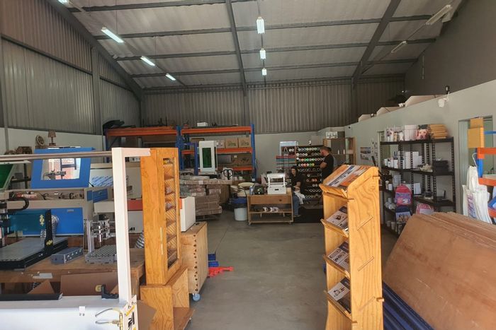 Industrial Warehouse To Rent in Newton Park: 250m², clear-span design, office space.