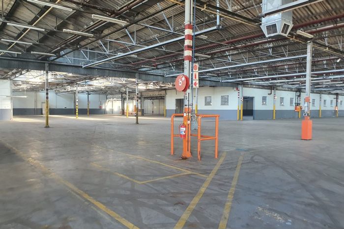 Industrial facility in Sidwell to rent: 11,554m², secure park, ample power.