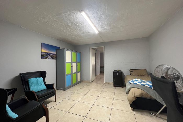 Flamingo Vlei Apartment To Rent: 1 bed, en-suite, parking, utilities included.
