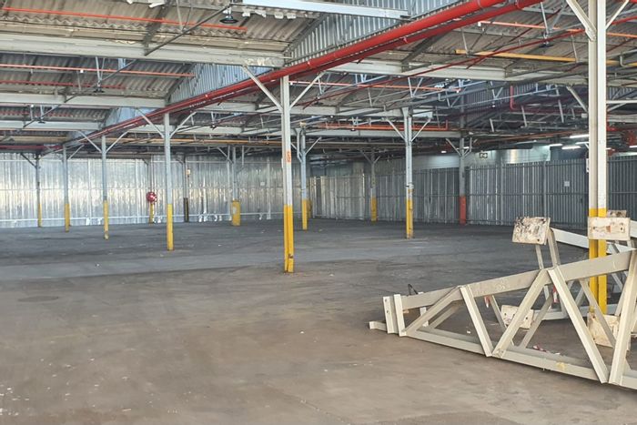 To Rent: 3500m² Industrial space in Sidwell, secure park, ideal for storage/manufacturing.